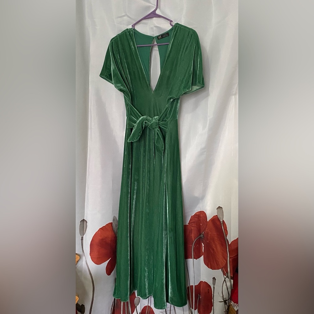 Zara size M velvet dress with keyhole back and tie front. Perfect for Holidays